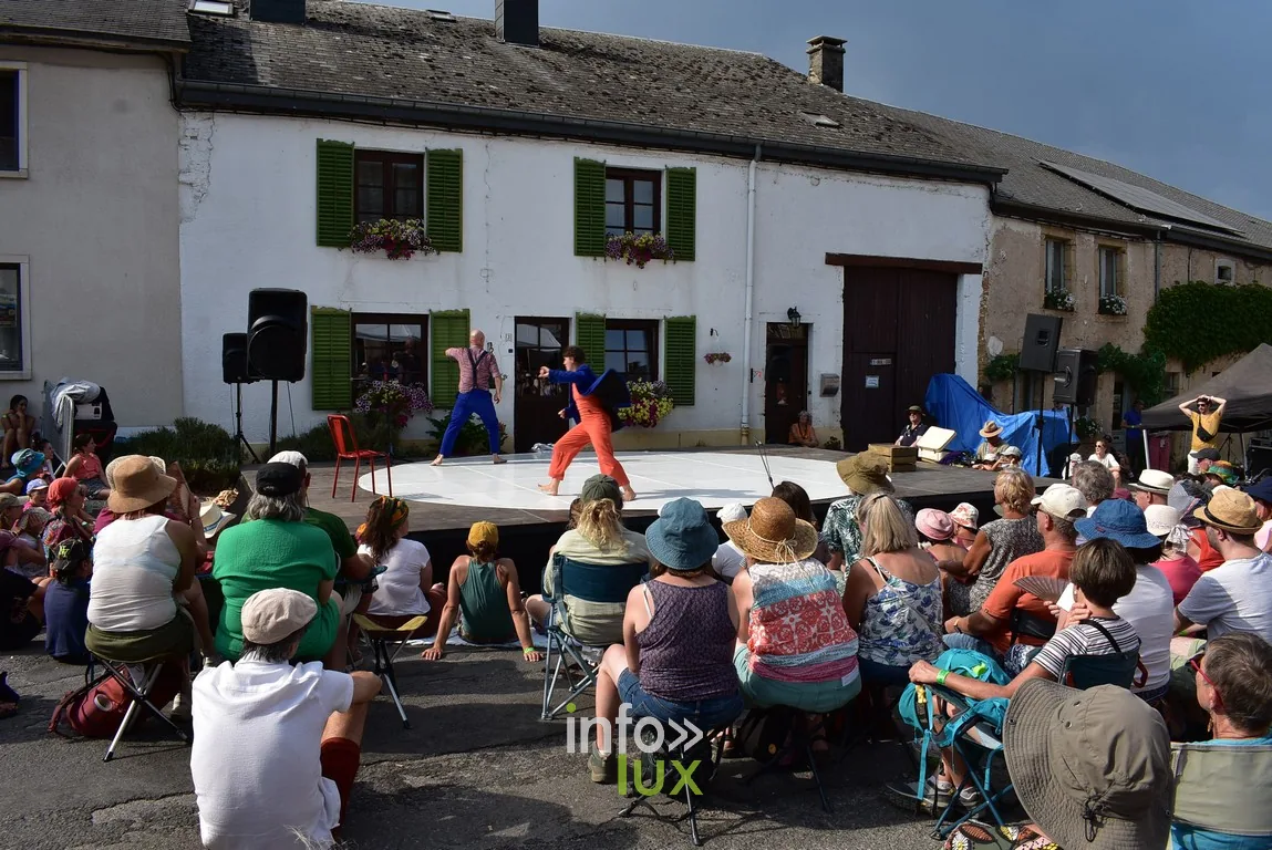Devant les façades du village, les spectateurs s’installent où ils peuvent.