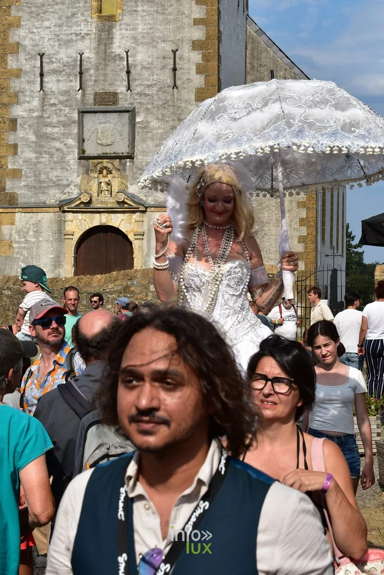 Un personnage en déambulation surgit au milieu des spectateurs.