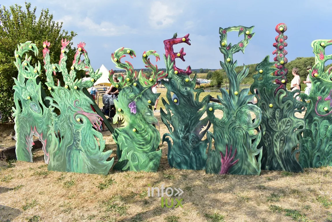 Des décors végétaux surdimensionnés poussaient au milieu des prés.