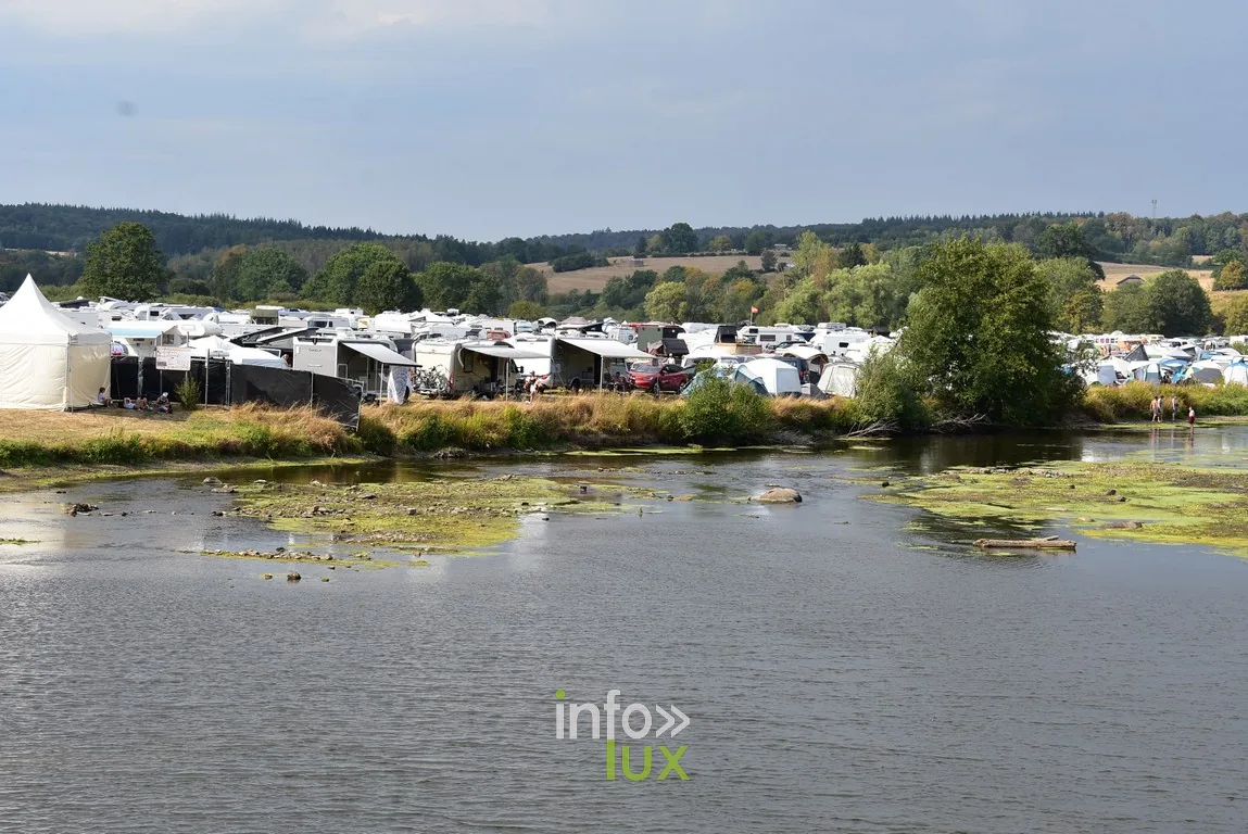 Vue de Chassepierre et des chapiteaux du festival depuis la vallée de la Semois