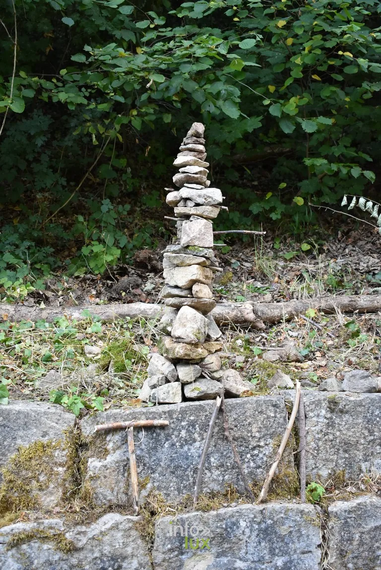 Un cairn dressé au bord d’un sentier : le décor lui-même devient proposition.