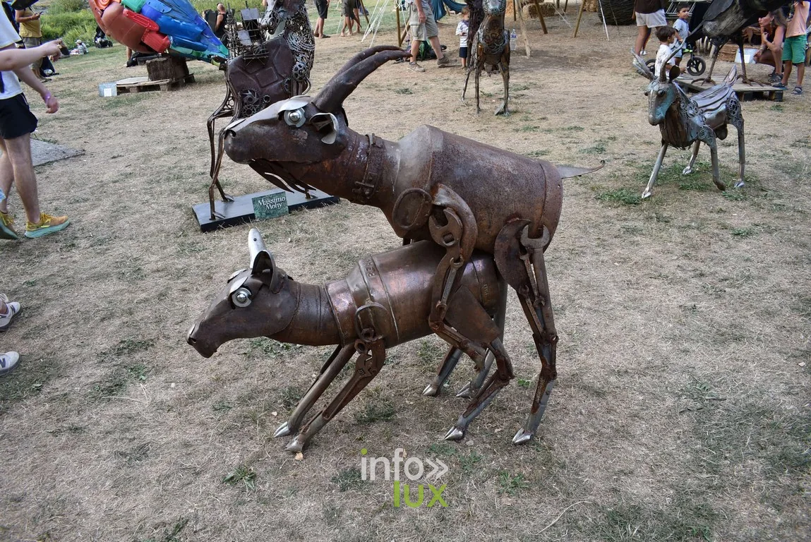 Des animaux de ferraille montent la garde au milieu du festival.