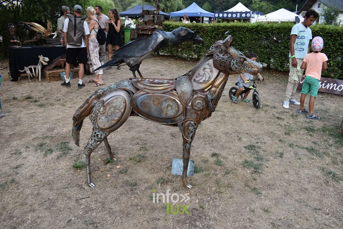 Les sculptures de métal, disséminées dans les prés du village.