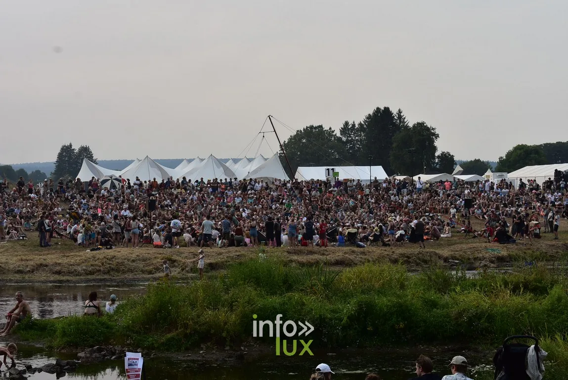 Des milliers de spectateurs installés à flanc de vallée.