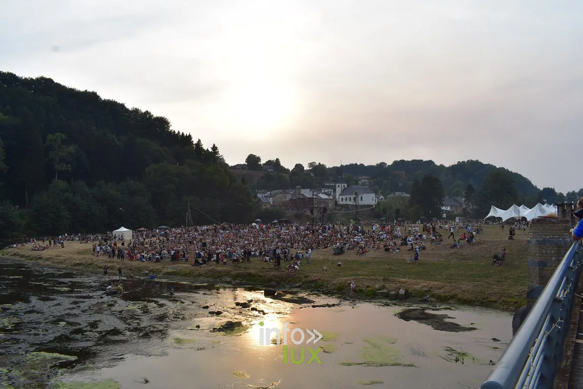 Coucher de soleil voilé sur la vallée de la Semois pendant le festival de Chassepierre 2026