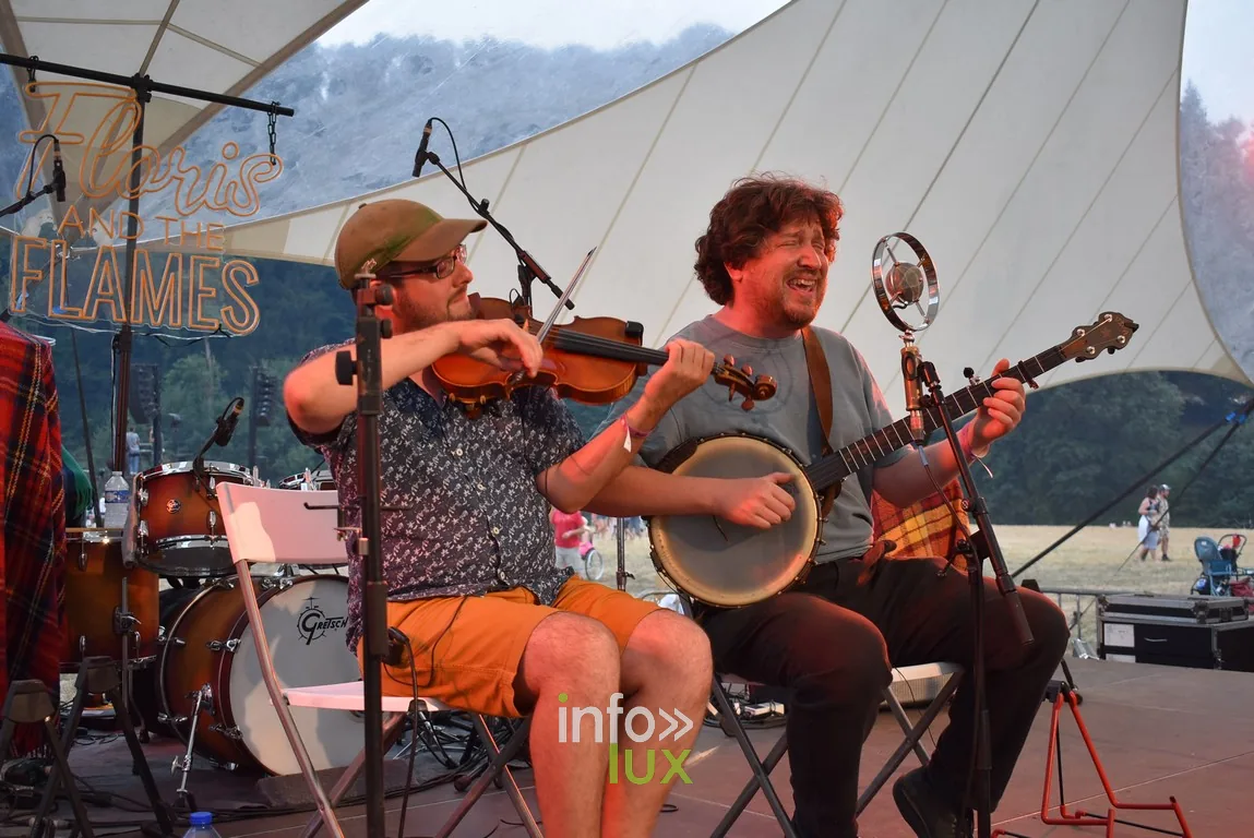 Sous le chapiteau, les formations musicales prennent le relais.