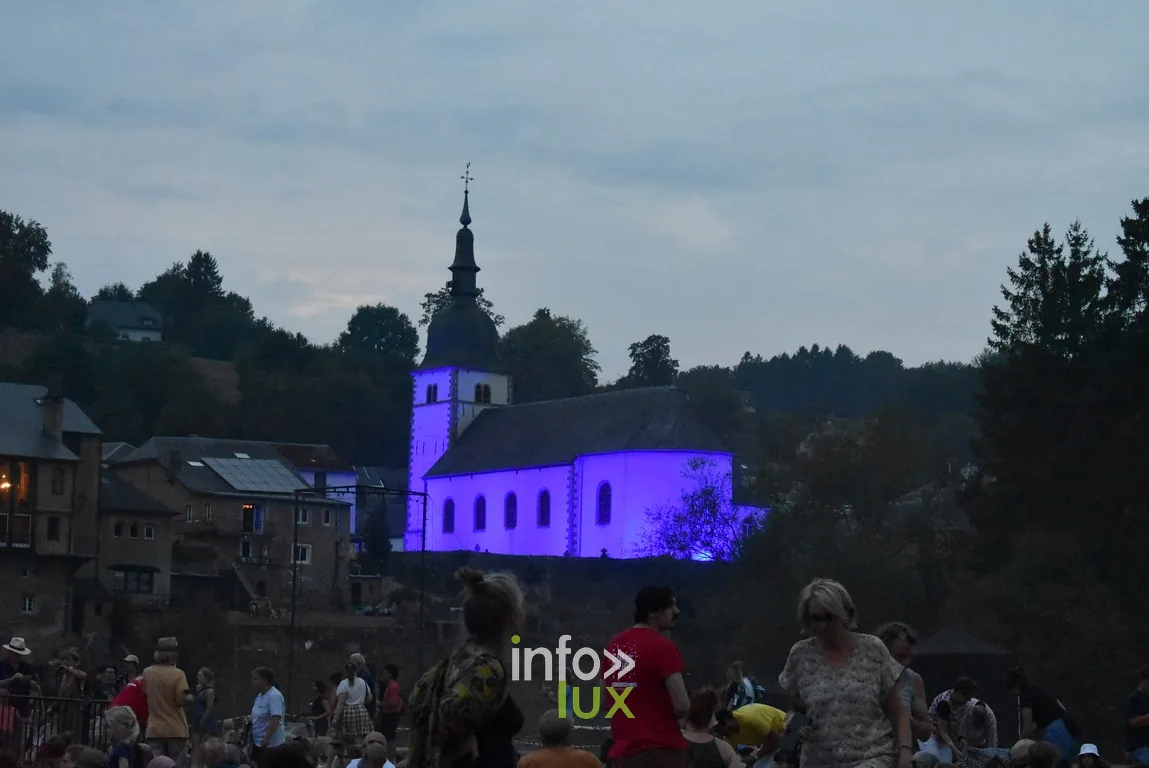L’église de Chassepierre illuminée pendant la soirée du festival 2026
