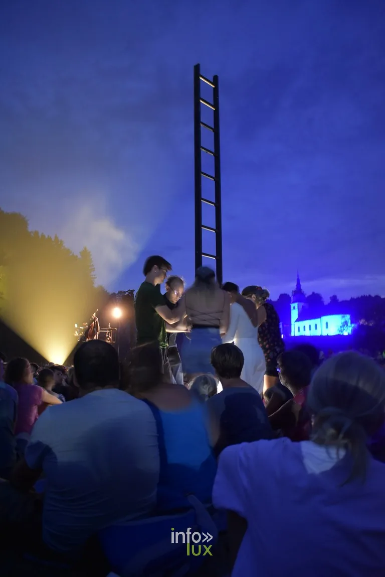 « Bleue Volute », de Minuit Compagnie, au festival de Chassepierre 2026.