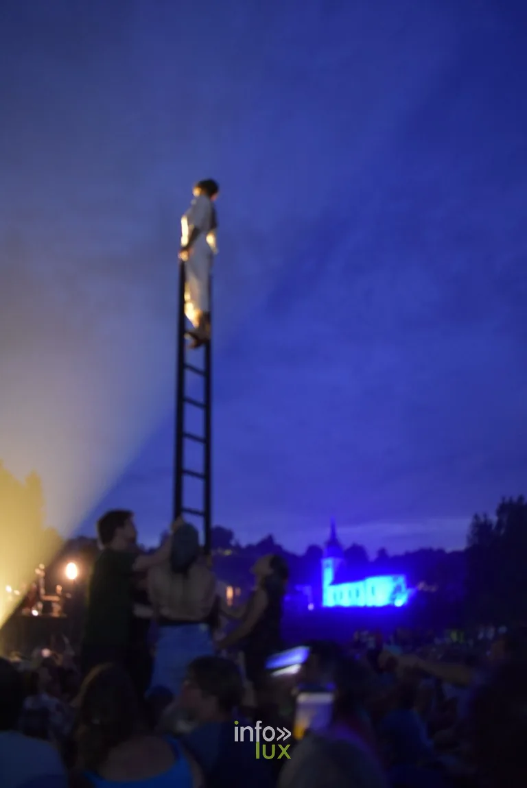 « Bleue Volute », de Minuit Compagnie, au festival de Chassepierre 2026.