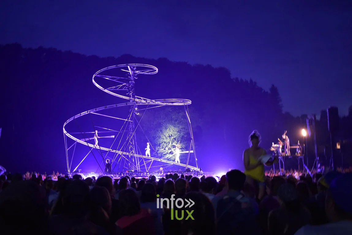 « Bleue Volute », de Minuit Compagnie, au festival de Chassepierre 2026.