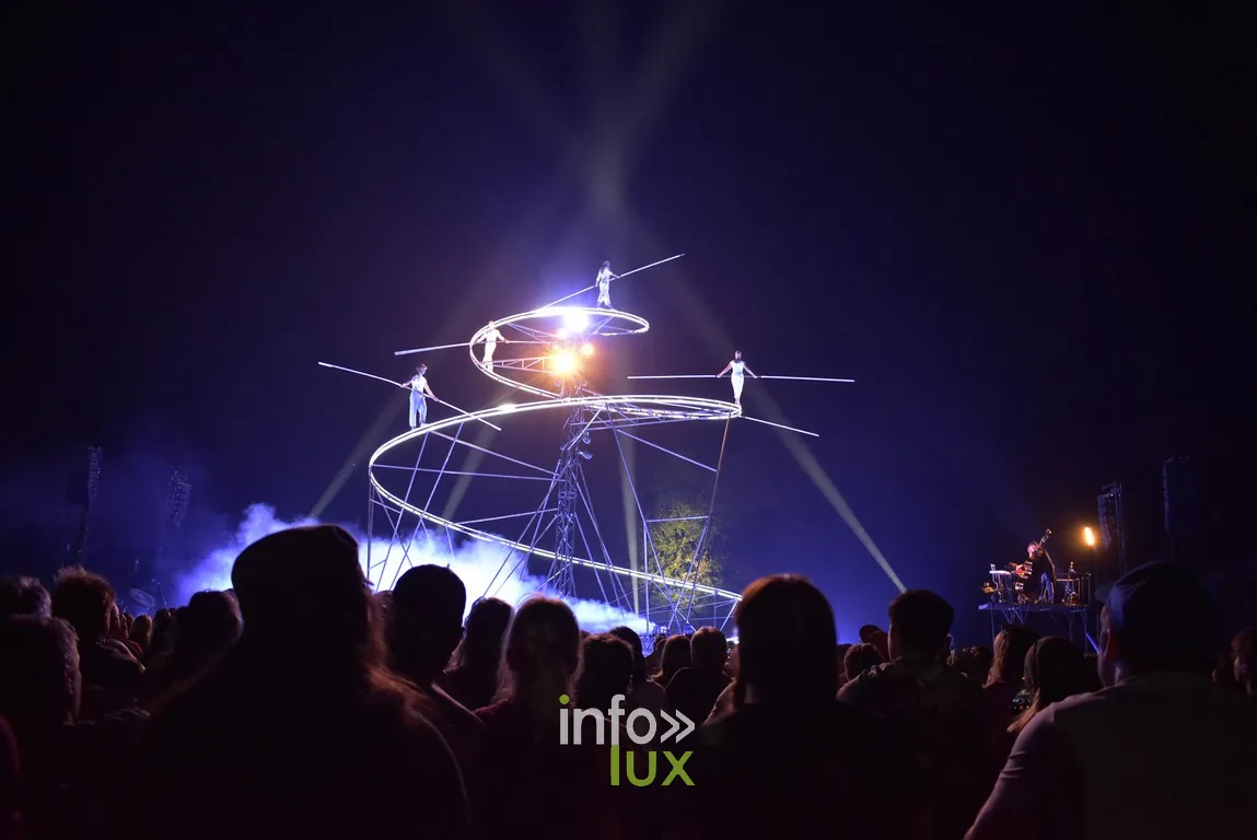 Le spectacle Bleue Volute illuminé de nuit devant la foule à Chassepierre 2026