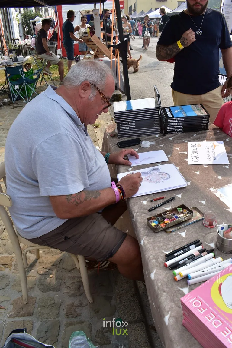 Le dessinateur au travail, entouré de curieux.