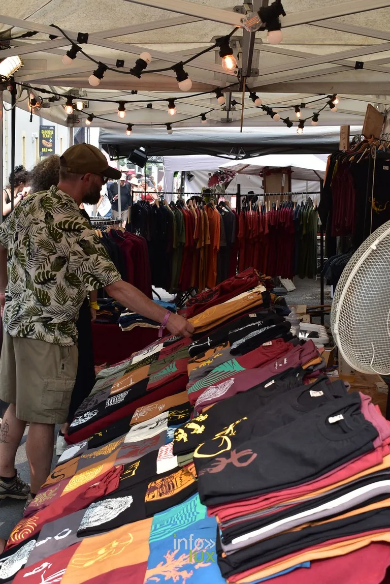 Le marché des créateurs, dans les ruelles du village.