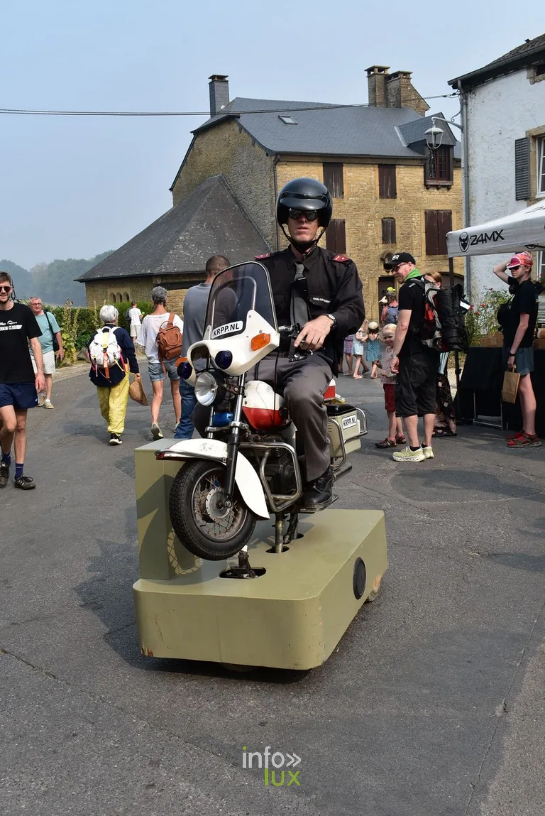 Une moto surgit au milieu de la rue : le décalage fait partie du jeu.