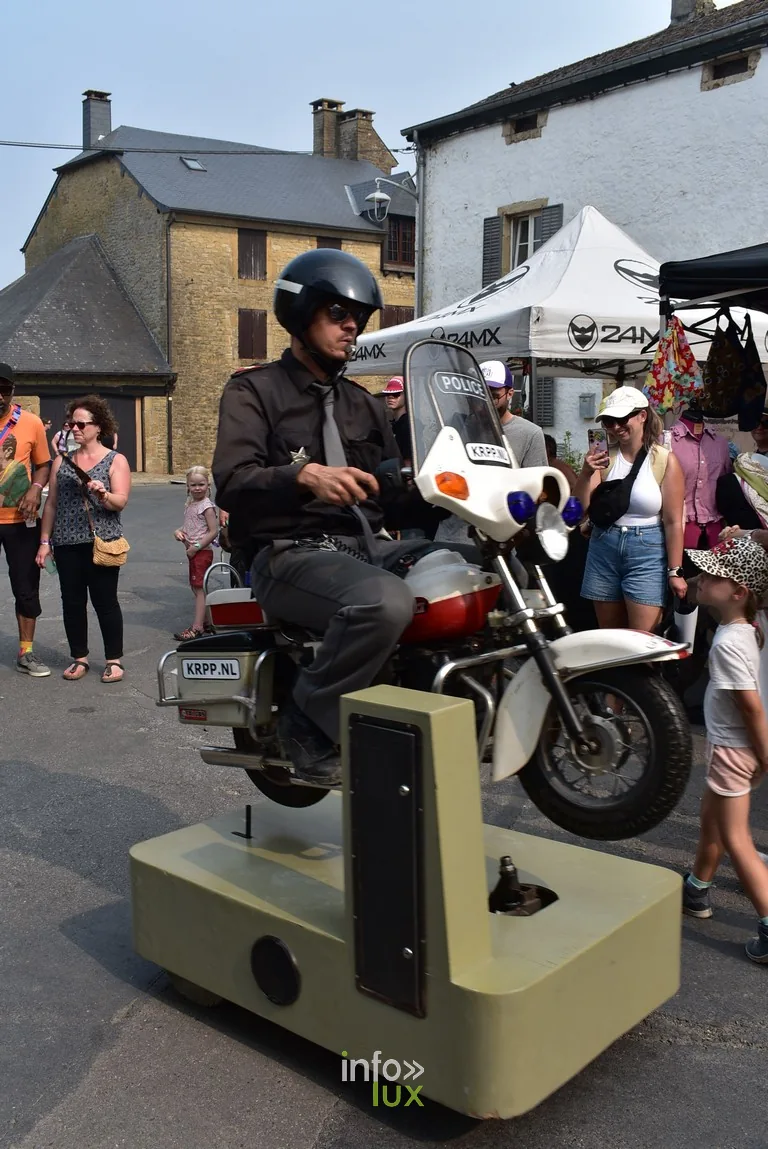 Le public s’écarte, comprend qu’un spectacle commence, et s’arrête.
