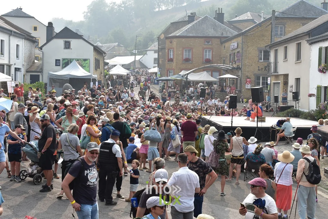 Les rues du village, saturées de festivaliers le samedi après-midi.