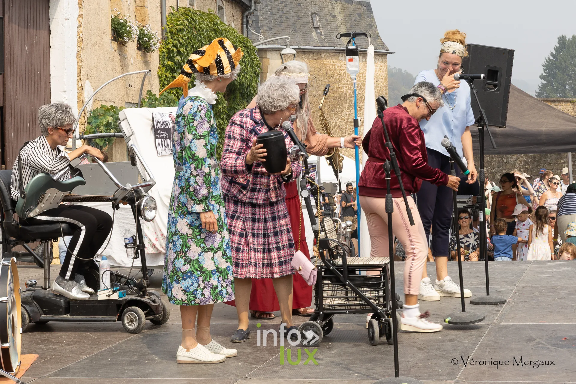 Festival de Chassepierre 2026 — Rollators, déambulateurs et scooters électriques : l’une des compagnies du week-end détourne les codes du gran