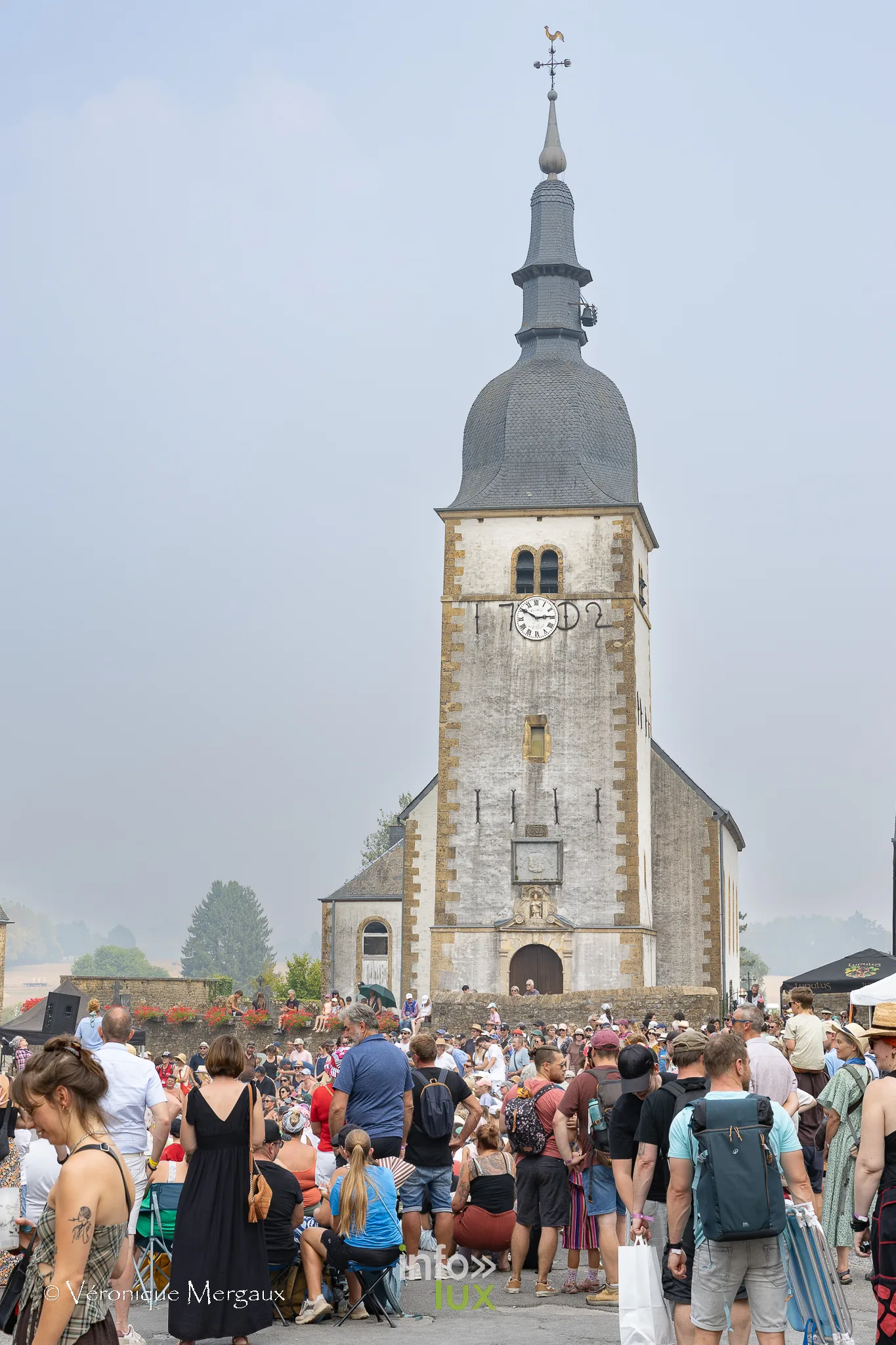 Festival de Chassepierre 2026 — L’église Saint-Martin domine le village — et, ce week-end-là, une marée de festivaliers.