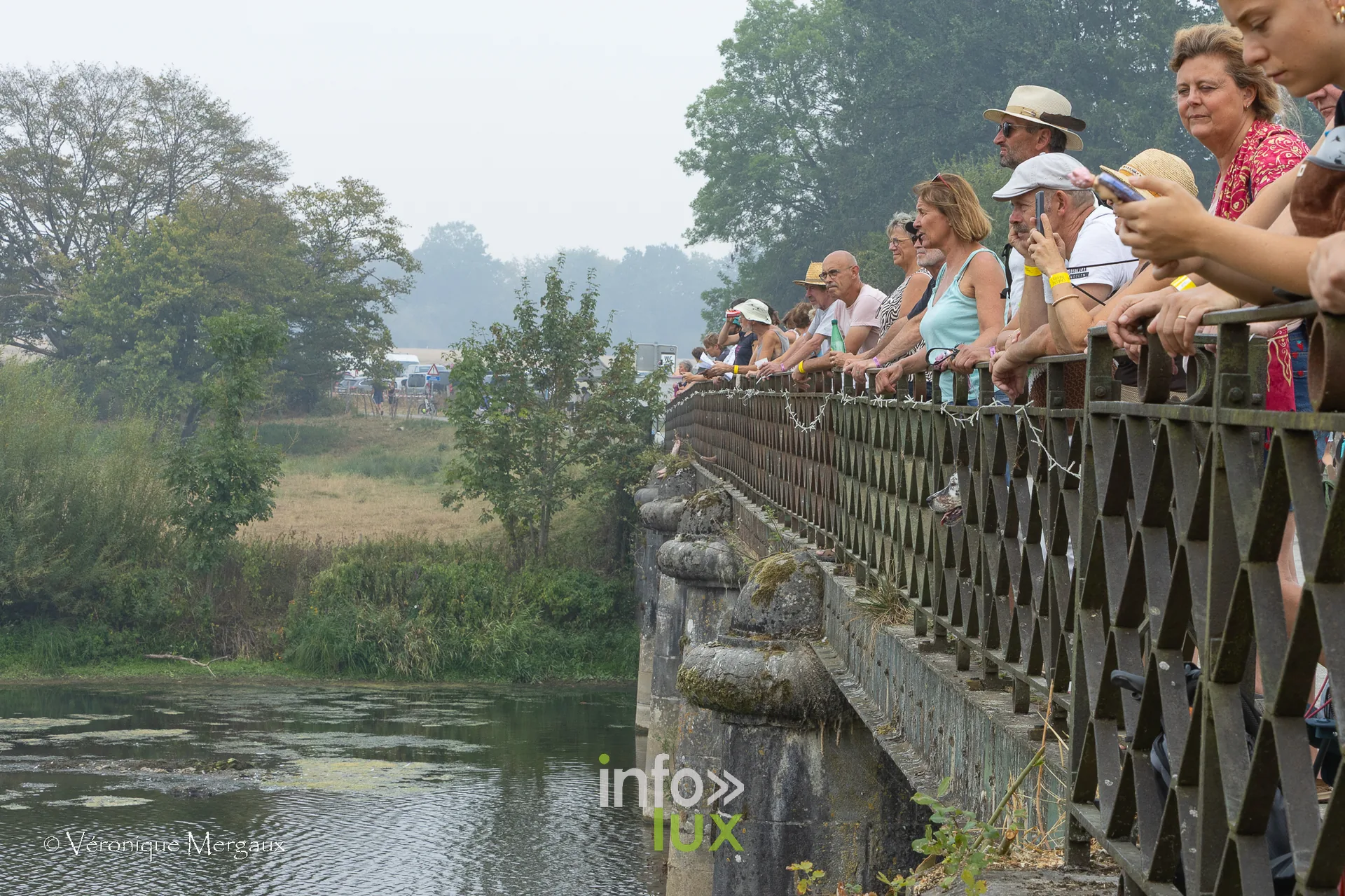 Festival de Chassepierre 2026 — Sur la passerelle qui enjambe la Semois, le public s’agglutine pour ne rien manquer.