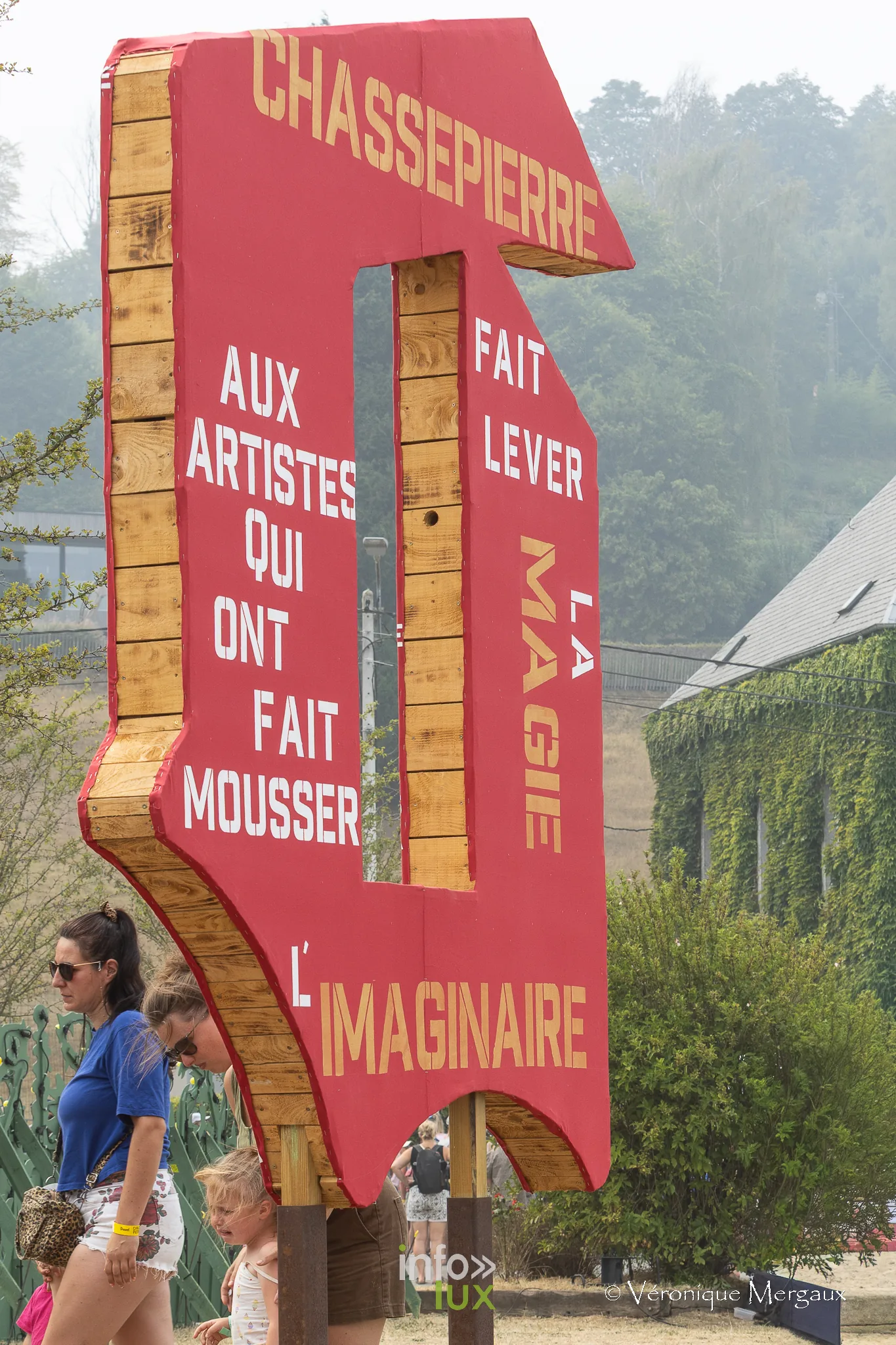 Festival de Chassepierre 2026 — Aux artistes qui ont fait mousser la magie de l’imaginaire  : le panneau résume l’esprit de l’édition.