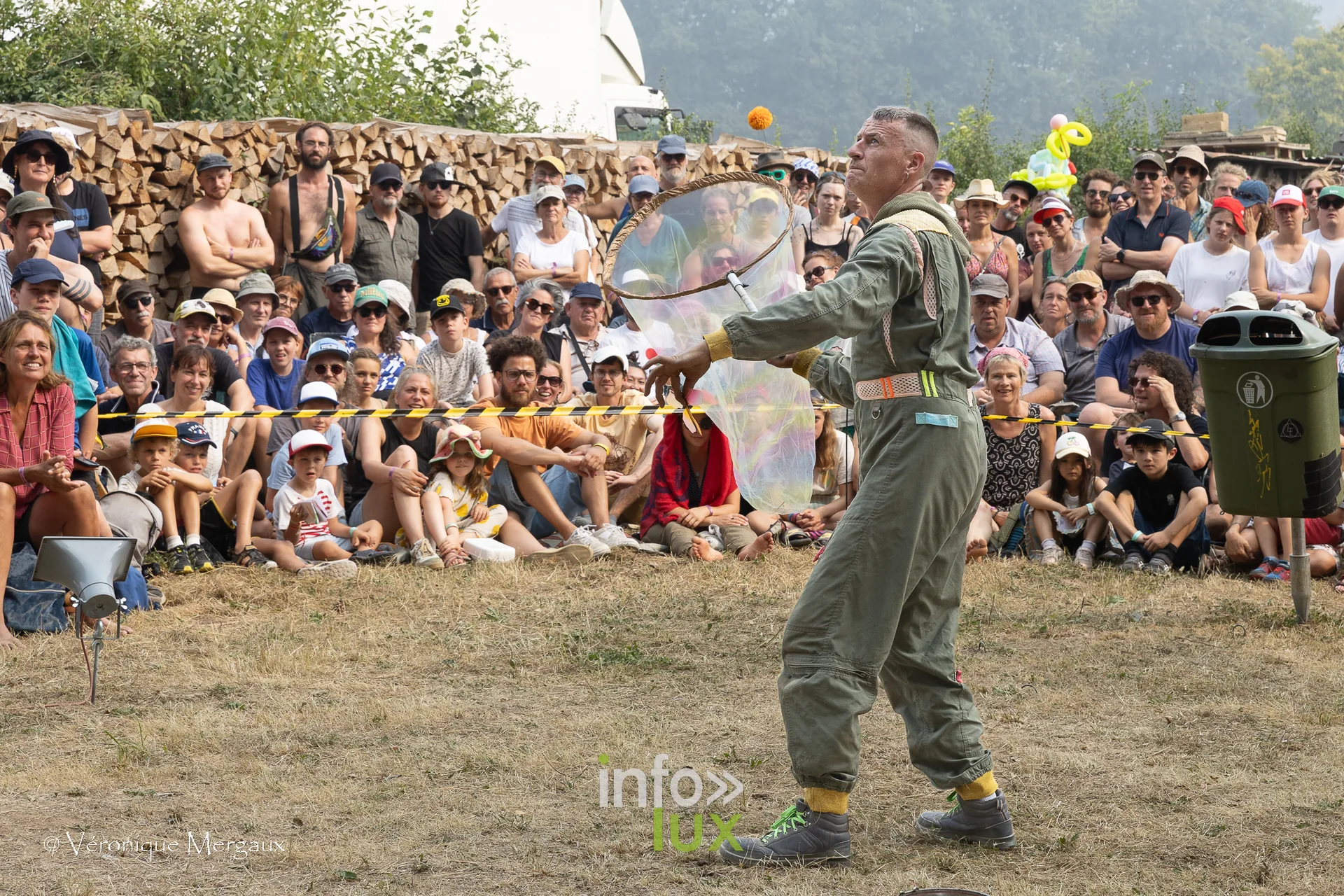 Festival de Chassepierre 2026 — Bulles géantes et combinaison de vol : la prairie devient un amphithéâtre à ciel ouvert.