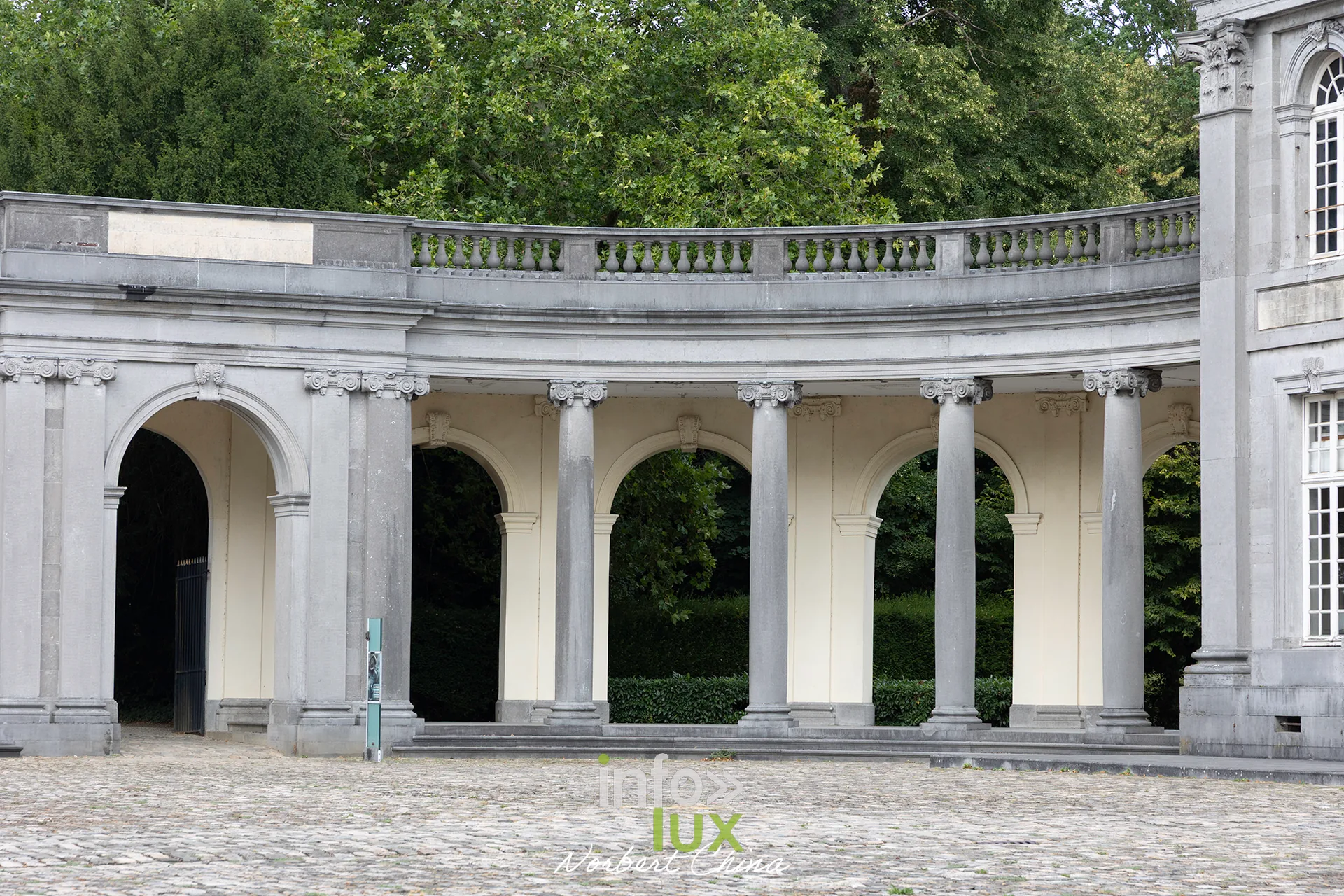 Chateau de Seneffe - colonnade en noir et blanc Colonnade et dependances du Chateau de Seneffe photographiees en noir et blanc