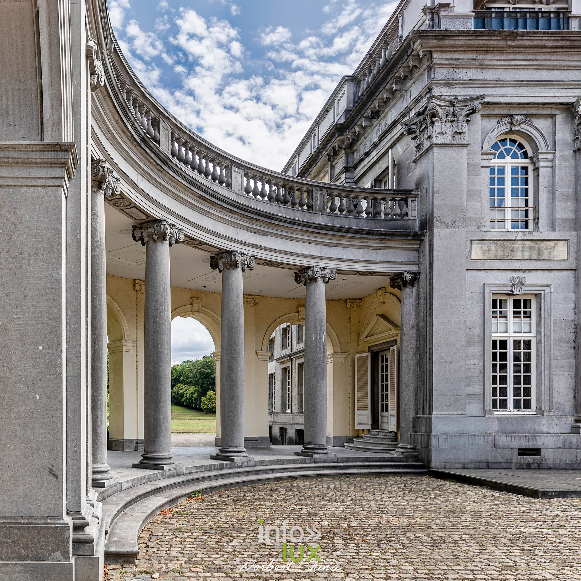 Chateau de Seneffe - la colonnade en hemicycle Colonnade en hemicycle reliant les dependances au corps de logis du Chateau de Seneffe