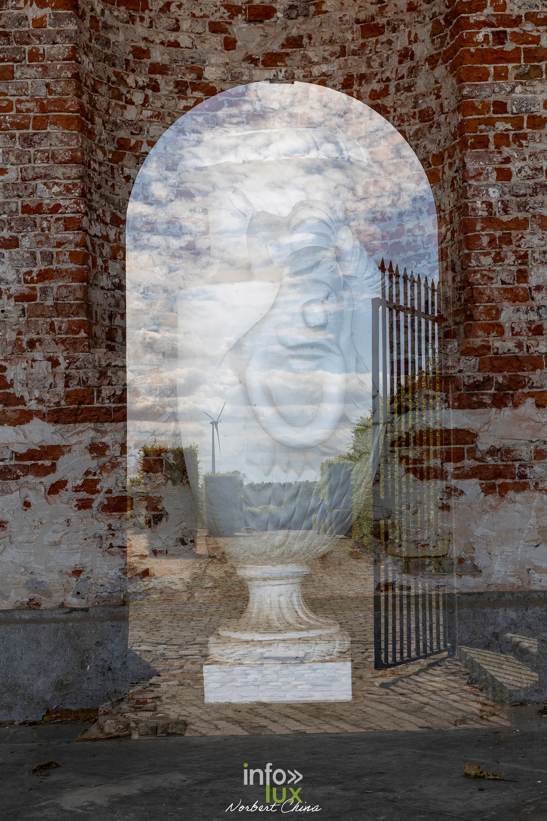Seneffe - double exposition Double exposition artistique melant un portail du domaine de Seneffe et une silhouette