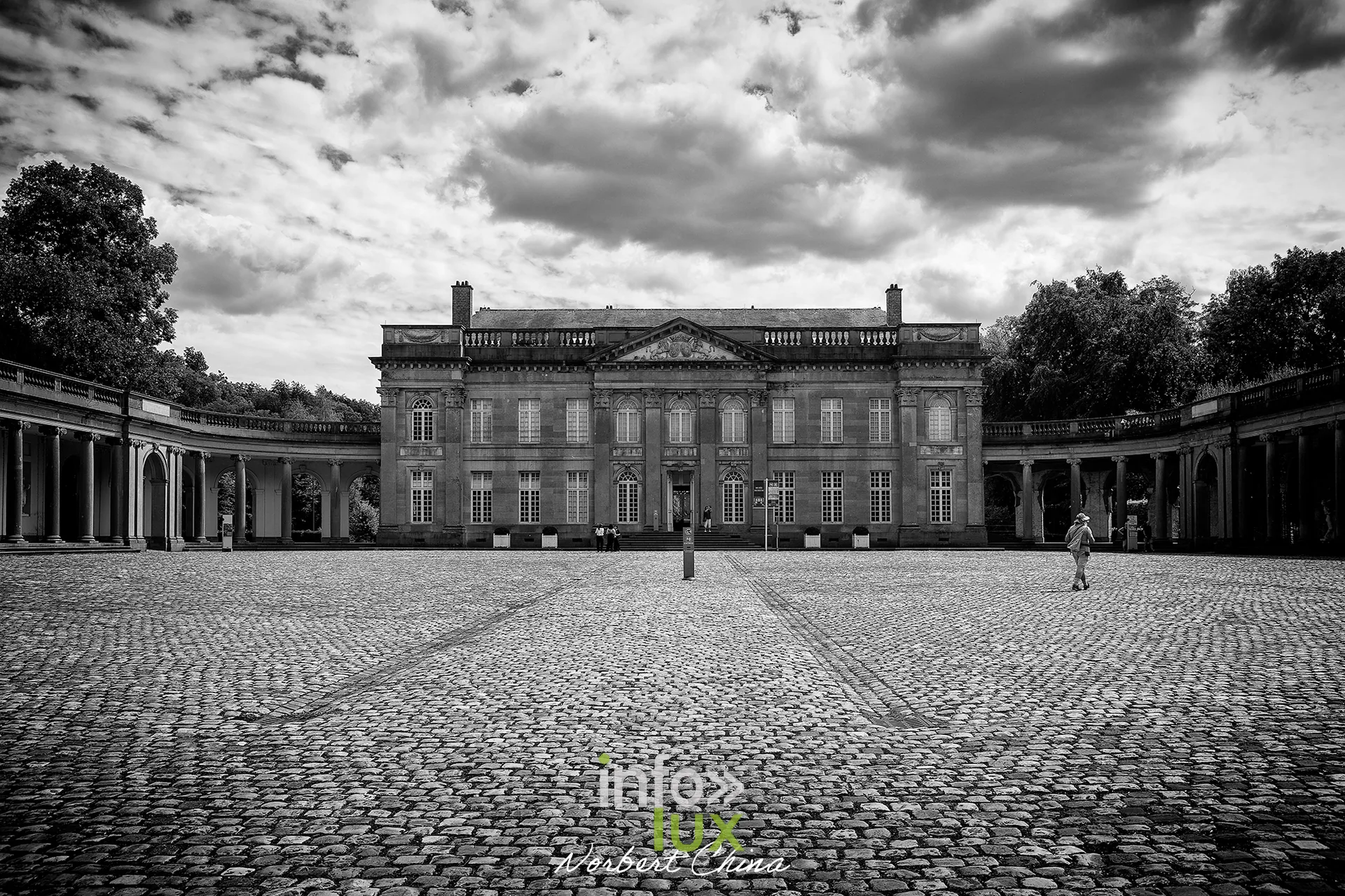 Chateau de Seneffe - la facade en noir et blanc Facade principale du Chateau de Seneffe vue depuis la cour pavee, en noir et blanc