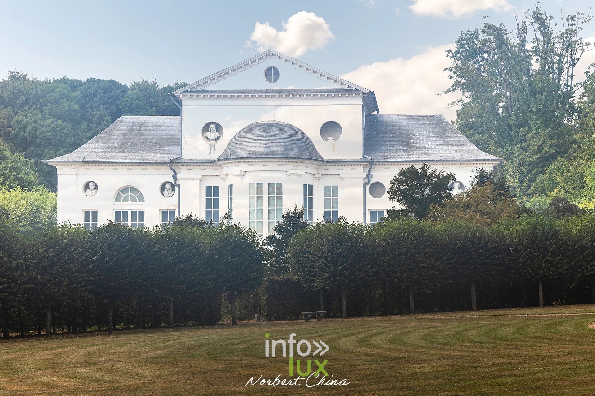 Chateau de Seneffe - la facade depuis les jardins Facade du Chateau de Seneffe vue depuis les jardins, encadree par des haies taillees