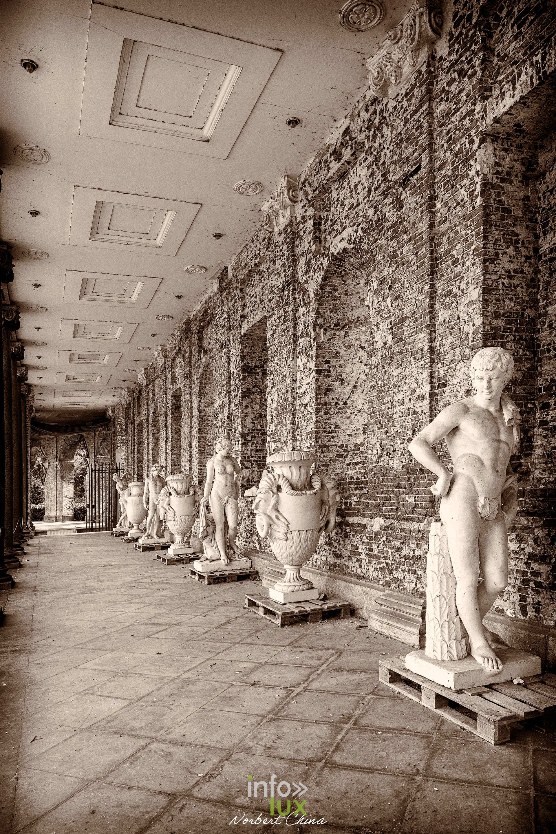 Chateau de Seneffe - la galerie des statues Galerie interieure du Chateau de Seneffe bordee de statues et de vases antiques