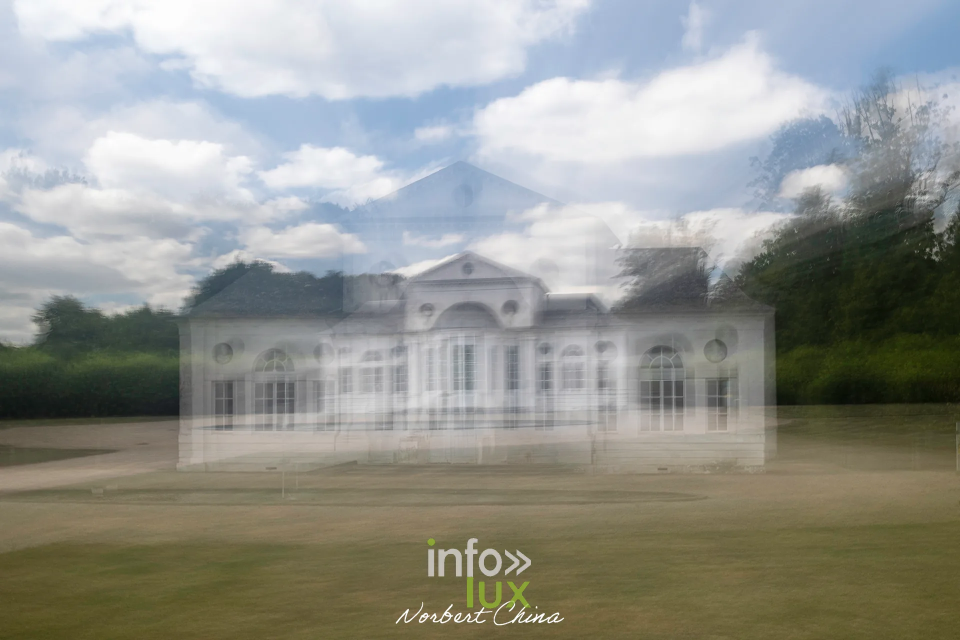 Seneffe - ICM, le chateau en mouvement Photographie en ICM (mouvement intentionnel de l'appareil) du pavillon du domaine de Seneffe