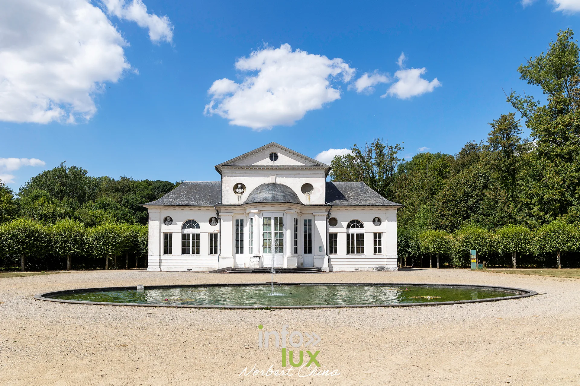 Chateau de Seneffe - pavillon et bassin Pavillon neoclassique du domaine de Seneffe se refletant dans un bassin circulaire