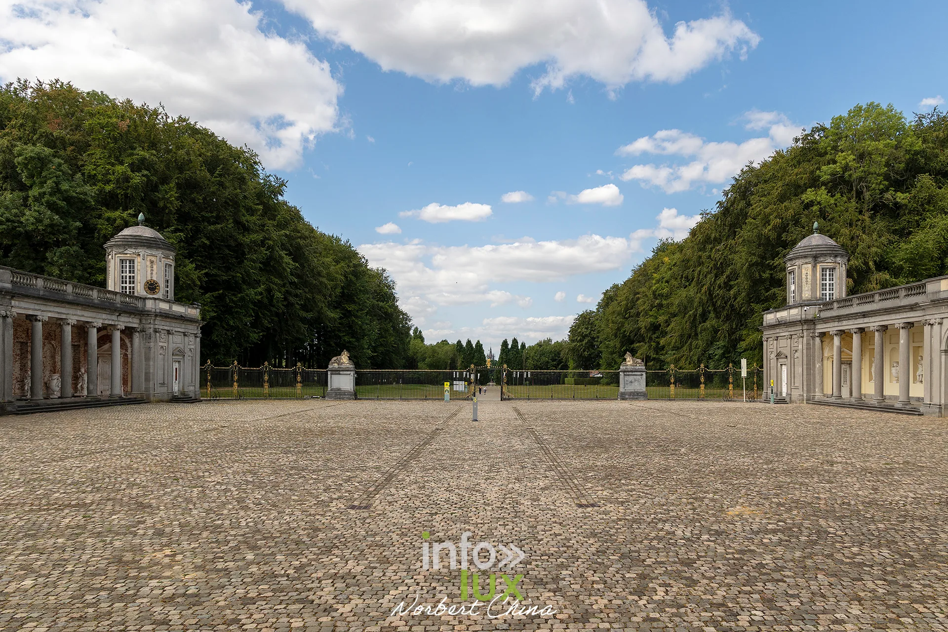 Chateau de Seneffe - les grandes perspectives du parc Longue perspective d'une allee du parc du Chateau de Seneffe encadree par deux pavillons