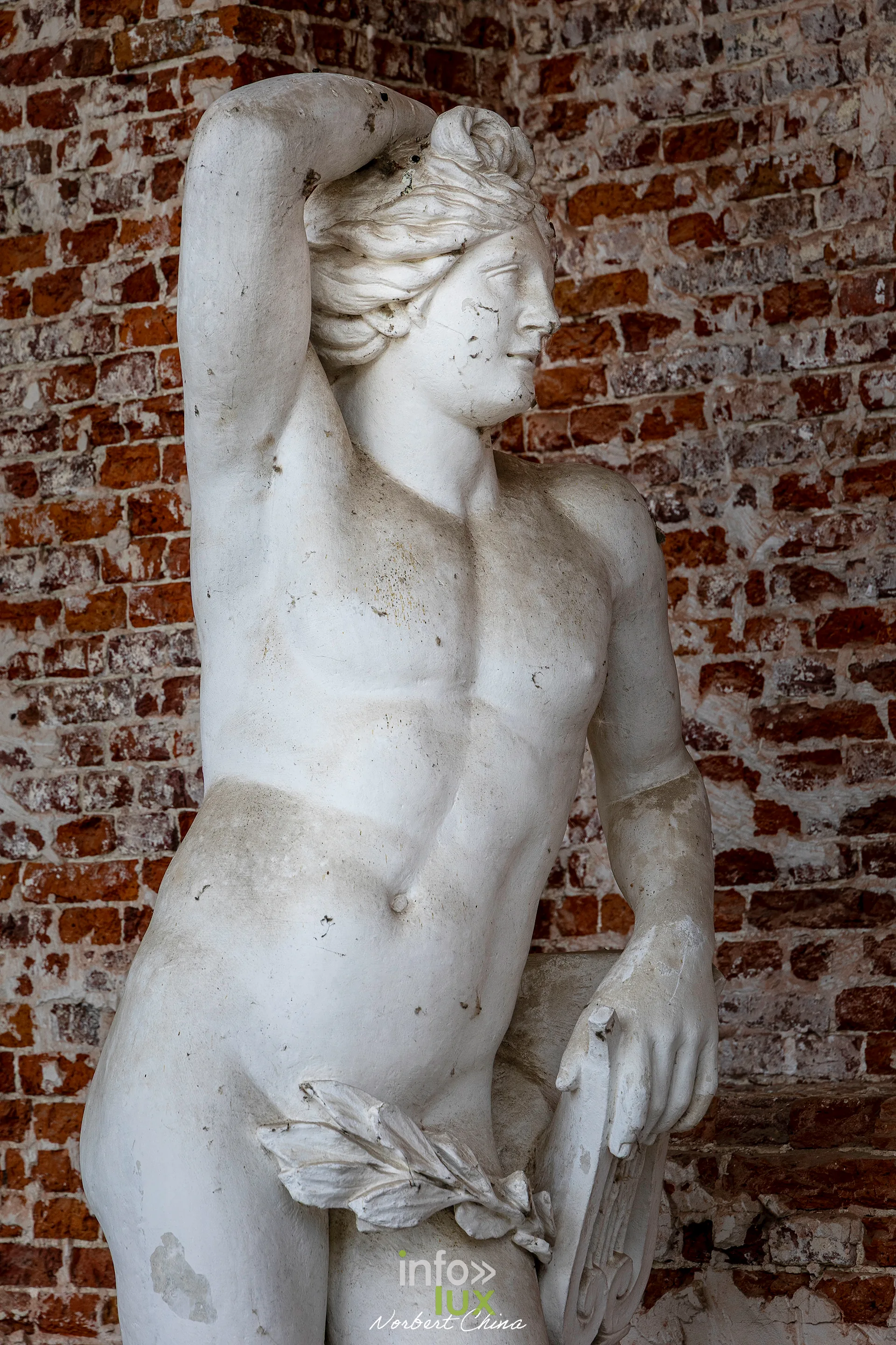 Chateau de Seneffe - statue de marbre Statue de marbre adossee a un mur de brique dans le domaine du Chateau de Seneffe