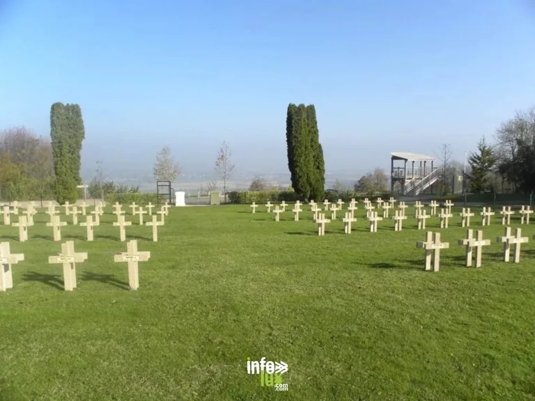 Cimetière militaire Français de la Marfée à Noyers-Pont-Maugis