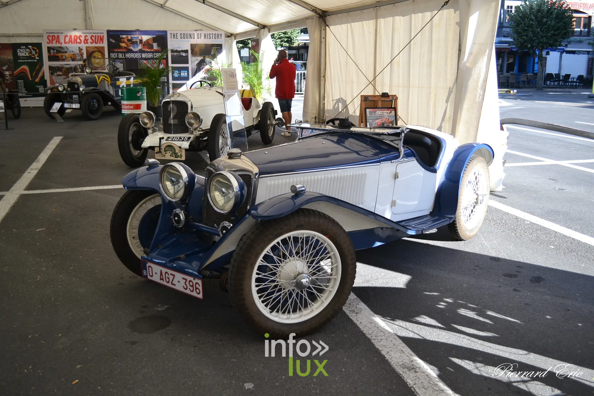 Roadster ancien expose sous le chapiteau du Circuit des Ardennes 2026 a Bastogne