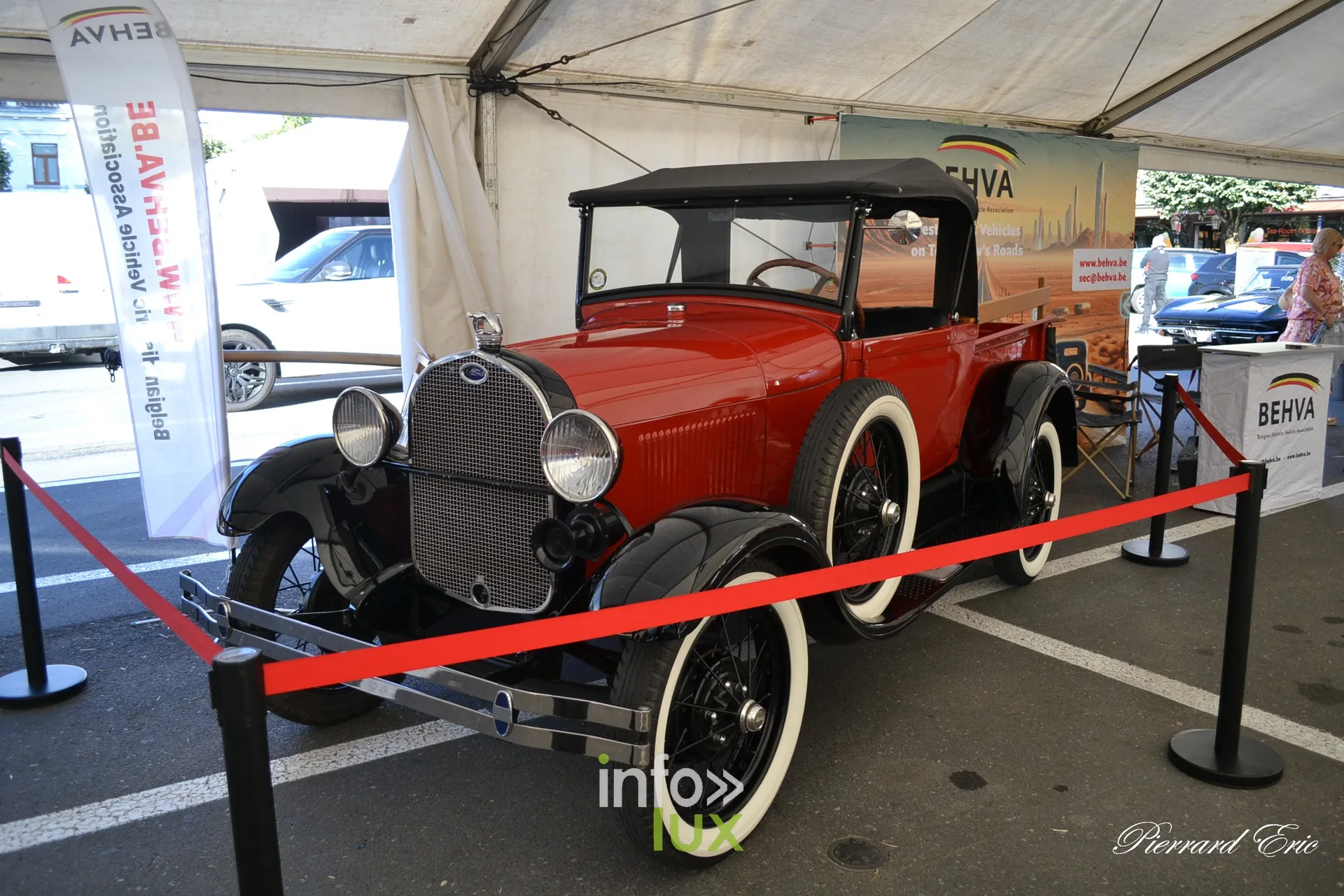 Vehicule ancien expose au village de depart du Circuit des Ardennes 2026 a Bastogne (2)