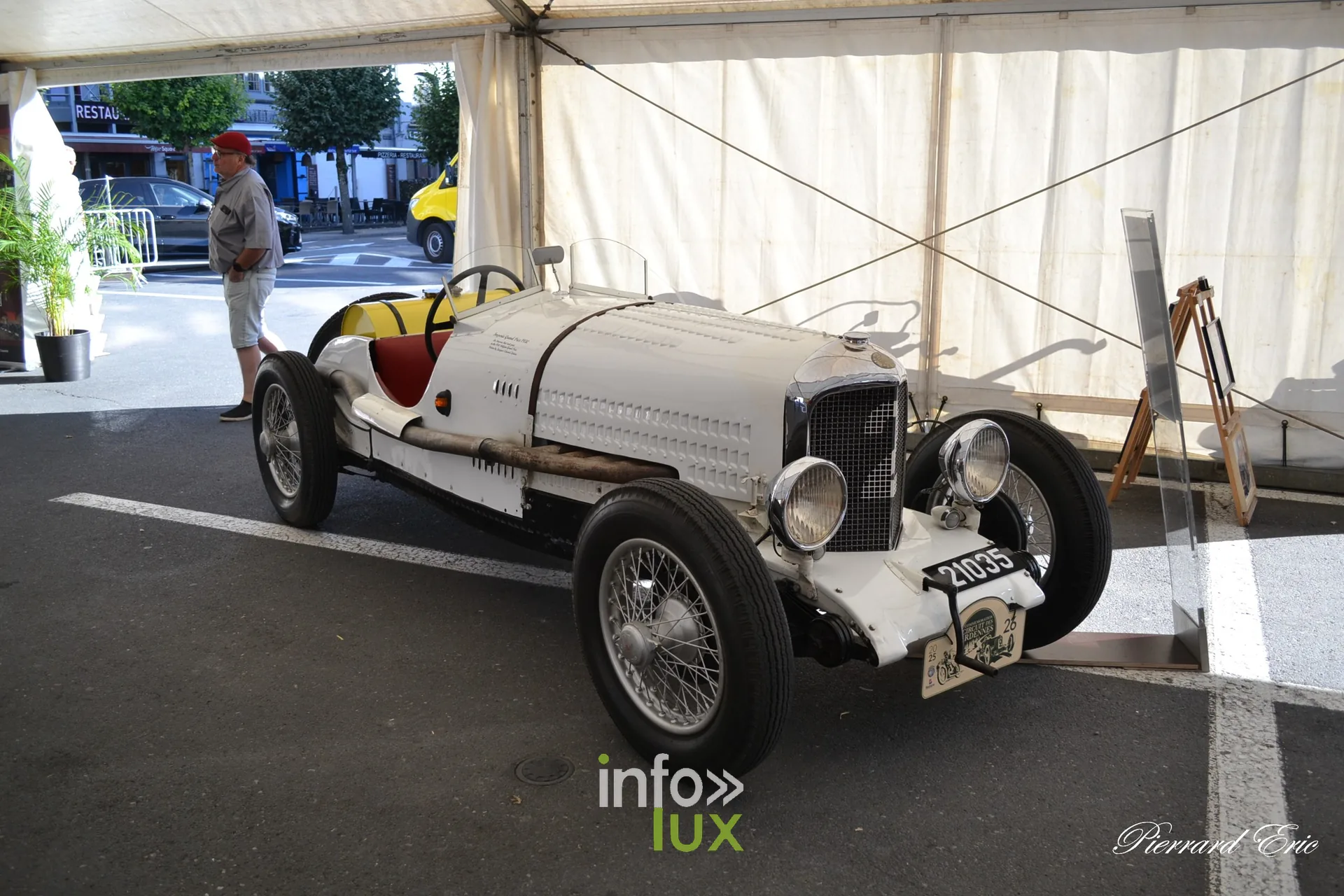 Voiture de course des annees 1920 exposee place McAuliffe a Bastogne