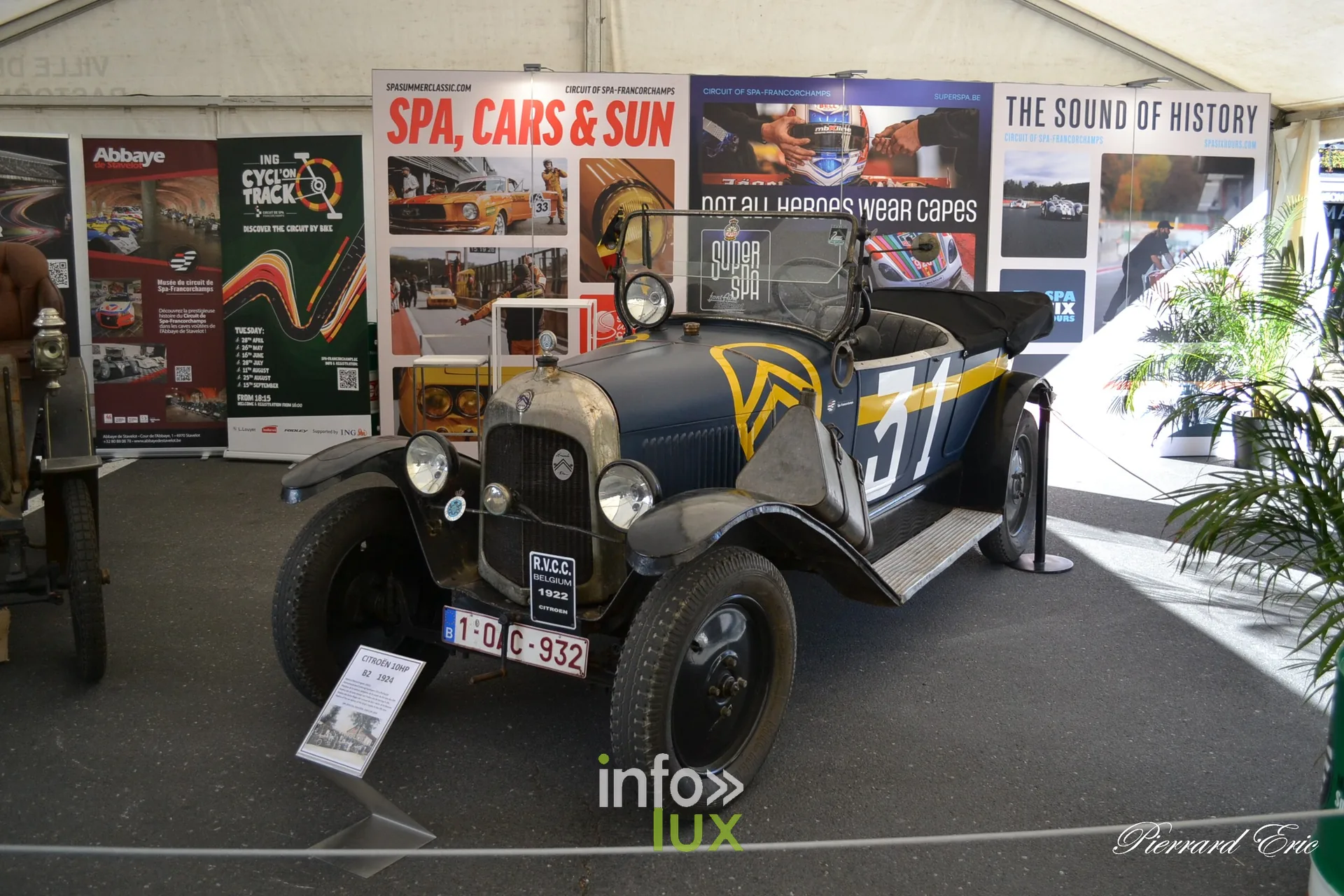 Automobile ancienne devant l'espace Spa, Cars & Sun au Circuit des Ardennes 2026
