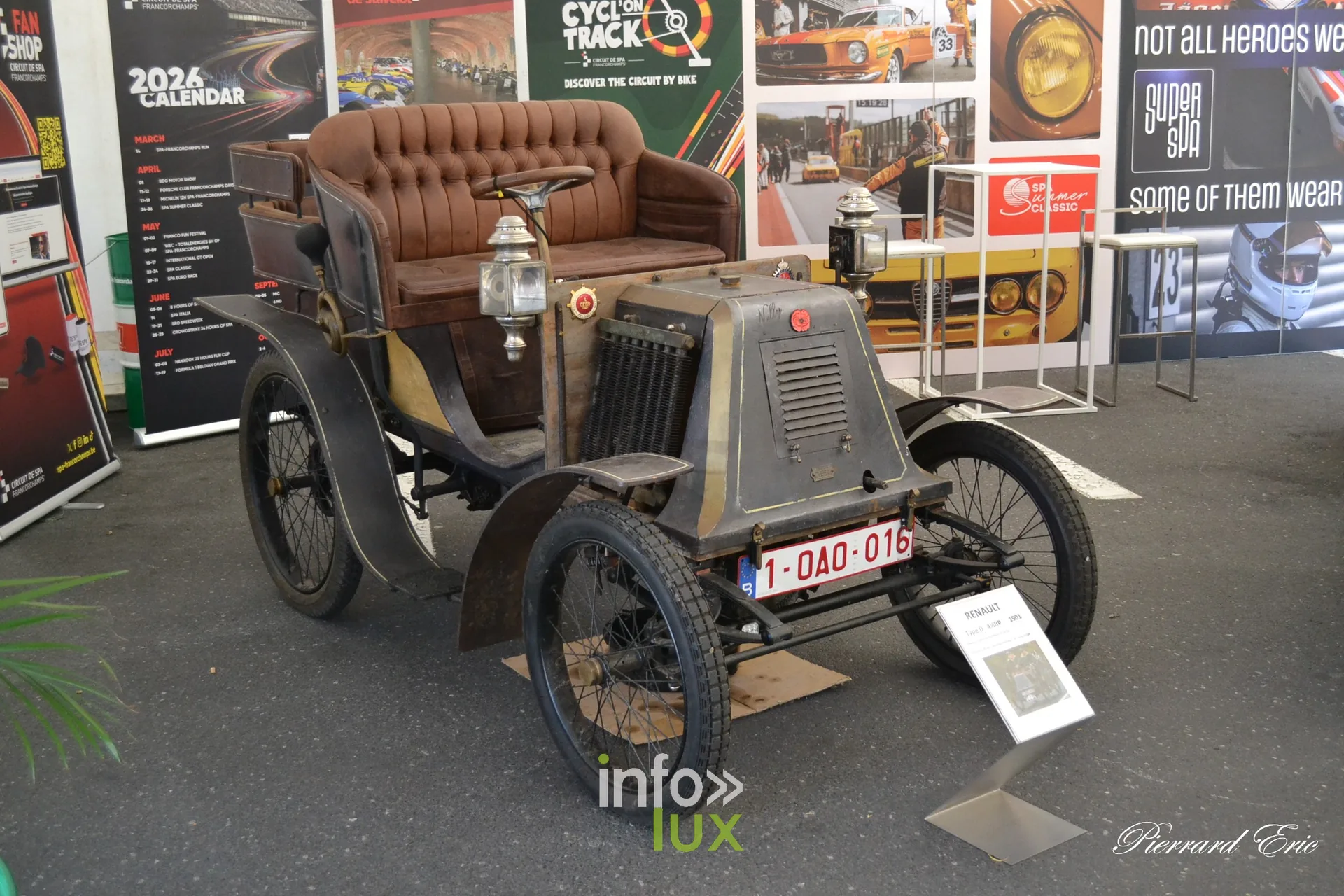 Vehicule ancien expose au village de depart du Circuit des Ardennes 2026 a Bastogne (5)