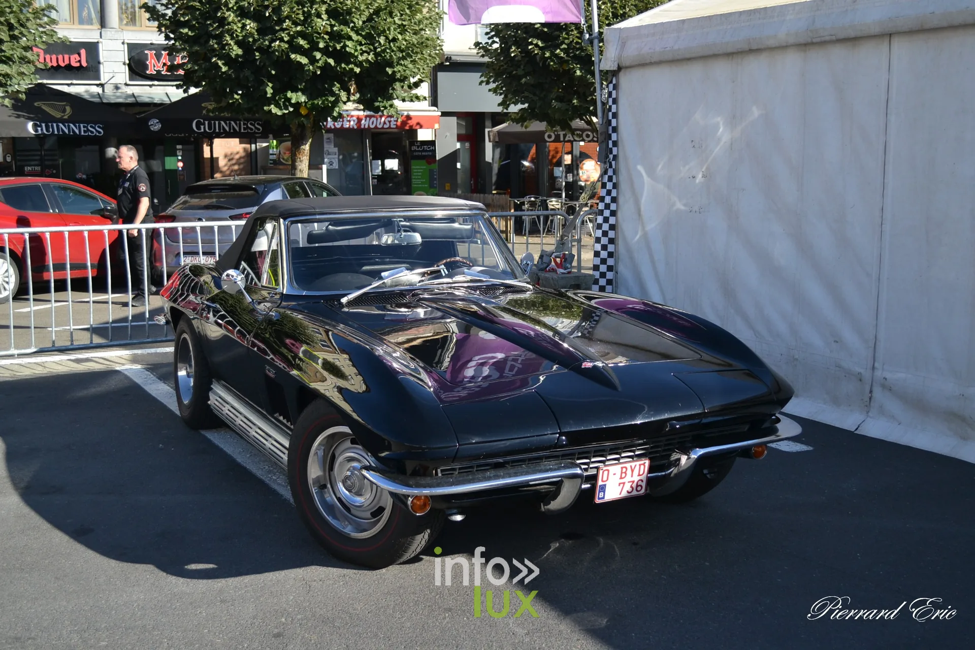 Chevrolet Corvette Sting Ray noire exposee au Circuit des Ardennes 2026 a Bastogne