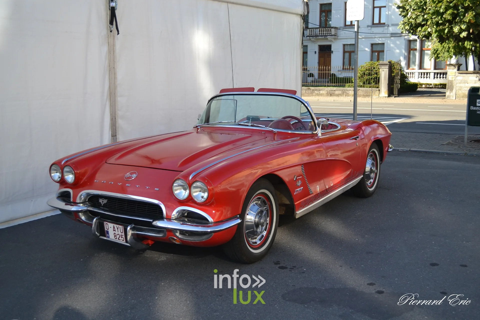 Chevrolet Corvette rouge exposee place McAuliffe a Bastogne