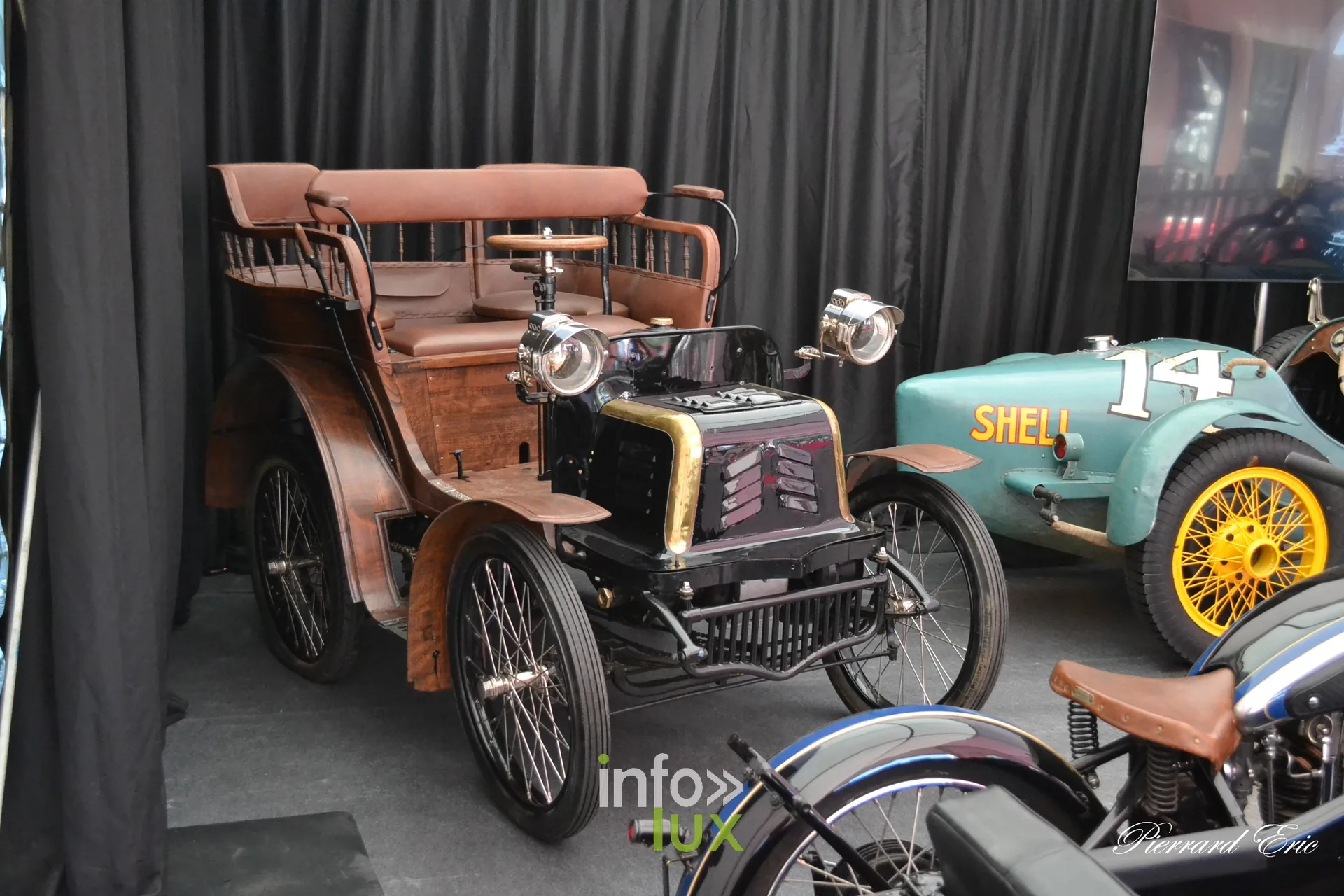 Voiturettes et cycles anciens de l'exposition Ars Mechanica a Bastogne
