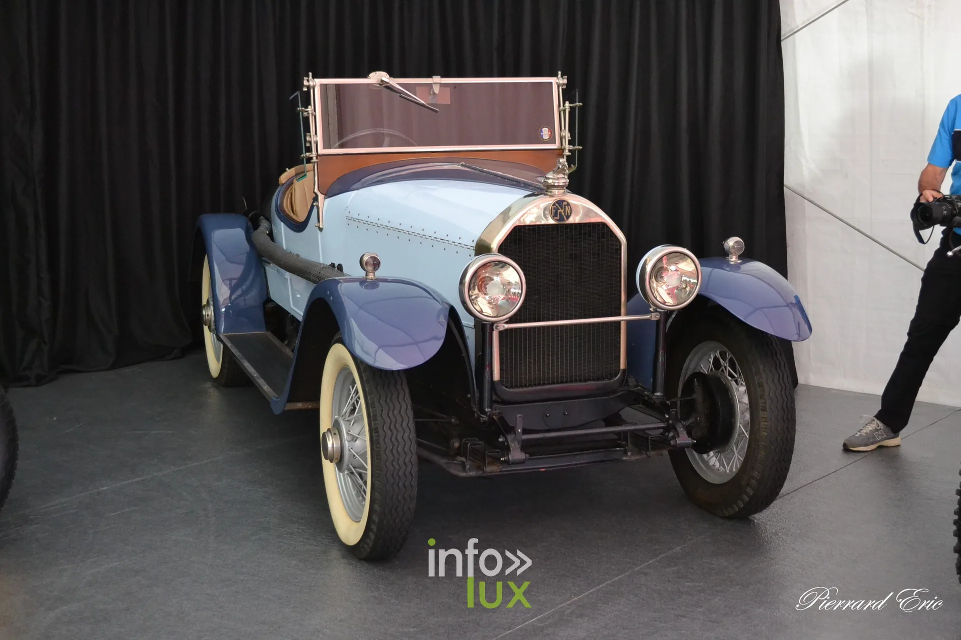 Vehicule ancien expose au village de depart du Circuit des Ardennes 2026 a Bastogne (9)