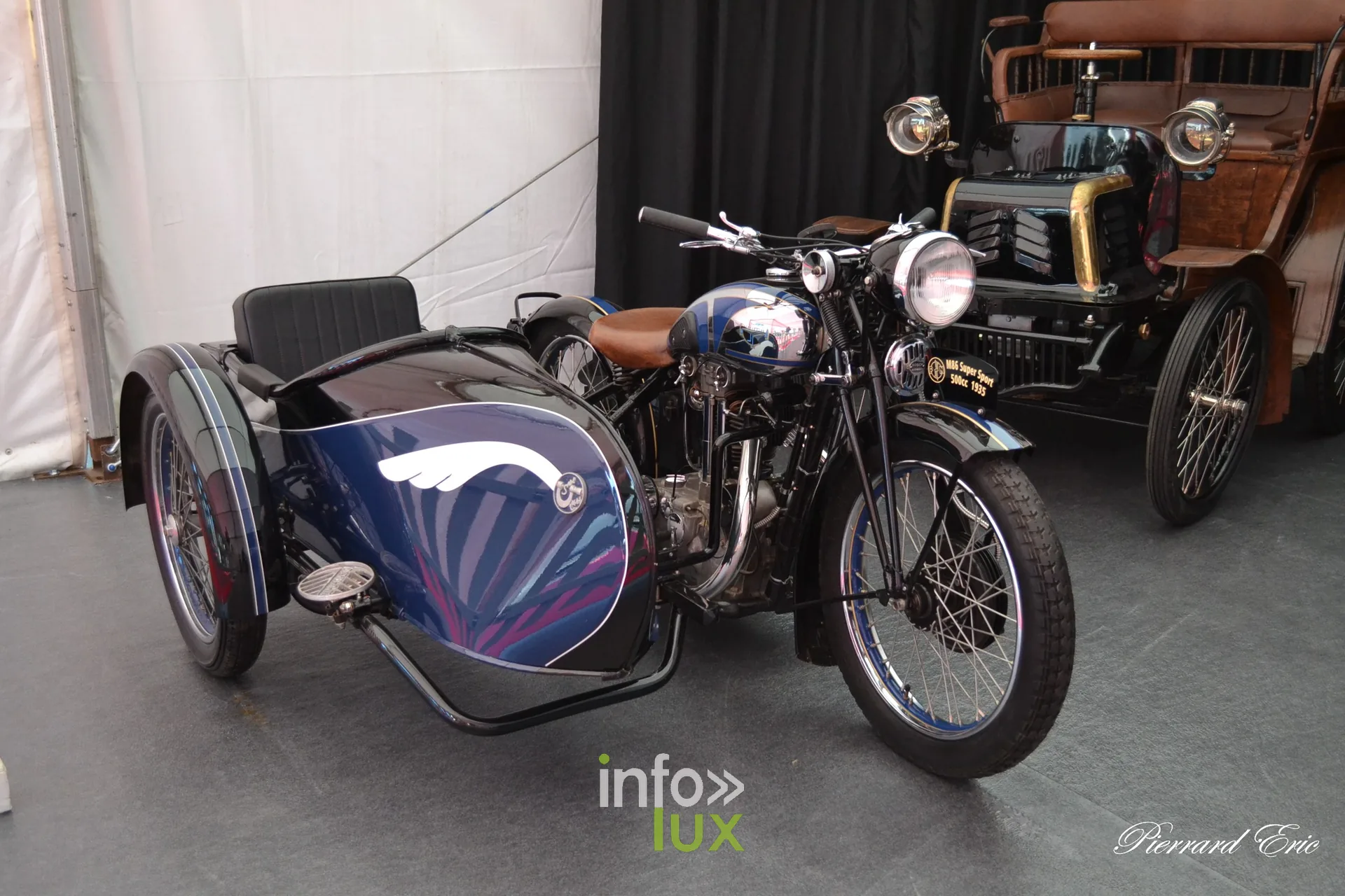 Moto ancienne avec side-car exposee au Circuit des Ardennes 2026