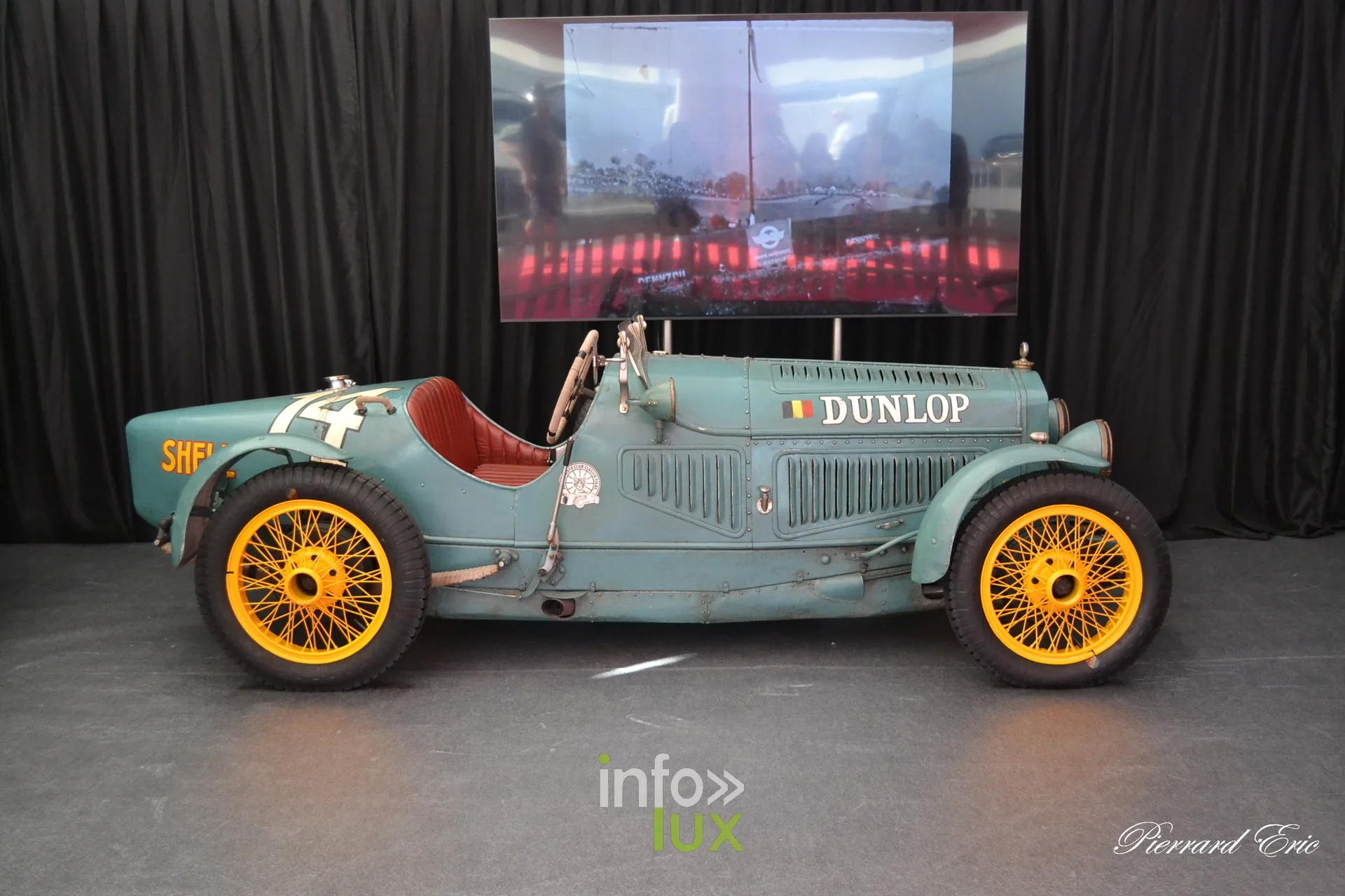 Monoplace ancienne aux jantes jaunes exposee a Bastogne