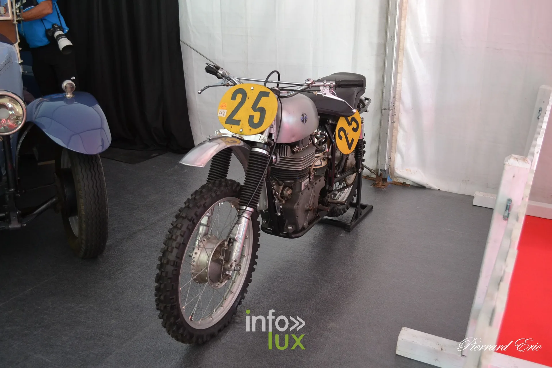 Moto de competition ancienne numero 25 exposee a Bastogne