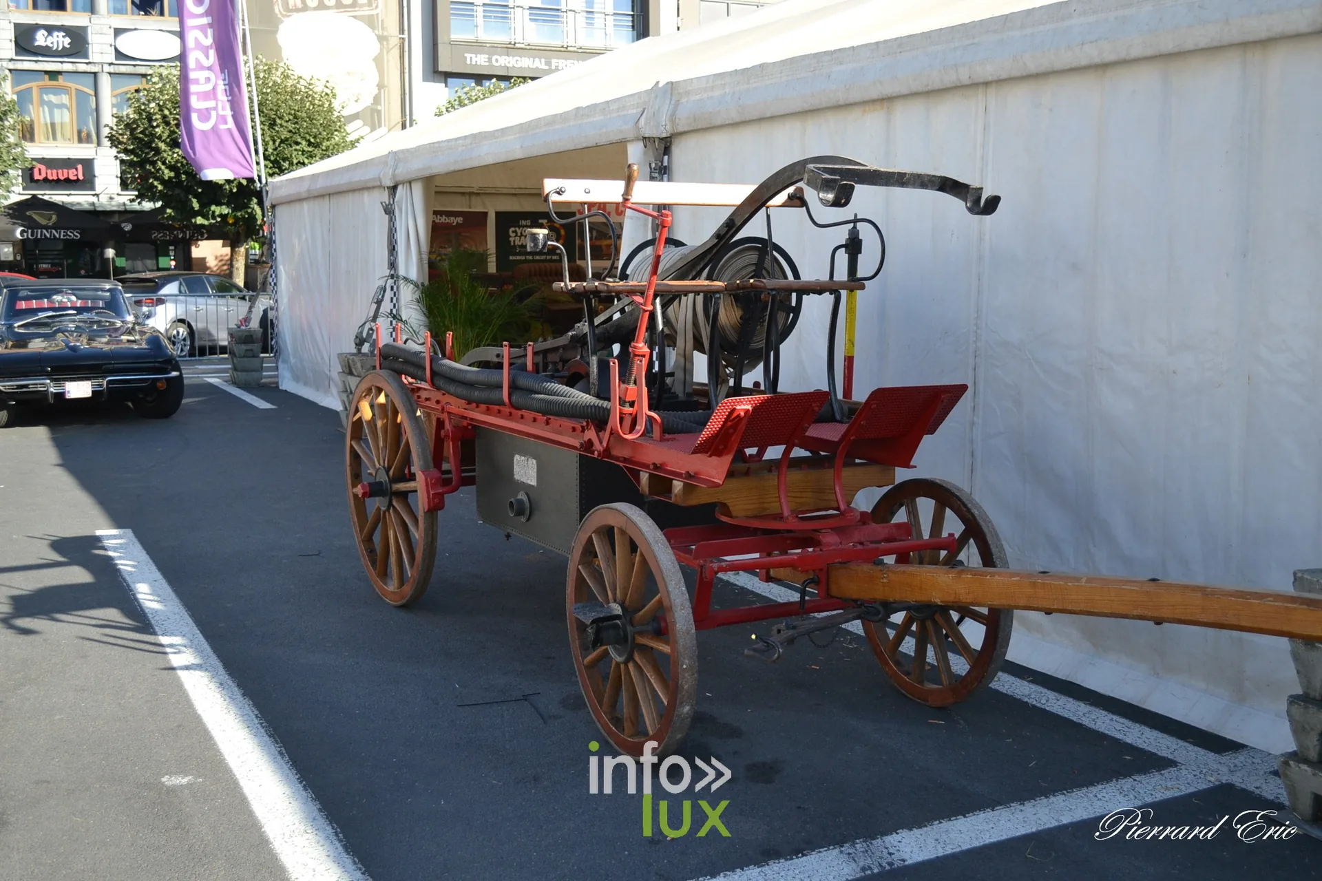 Pompe a incendie hippomobile ancienne exposee place McAuliffe a Bastogne