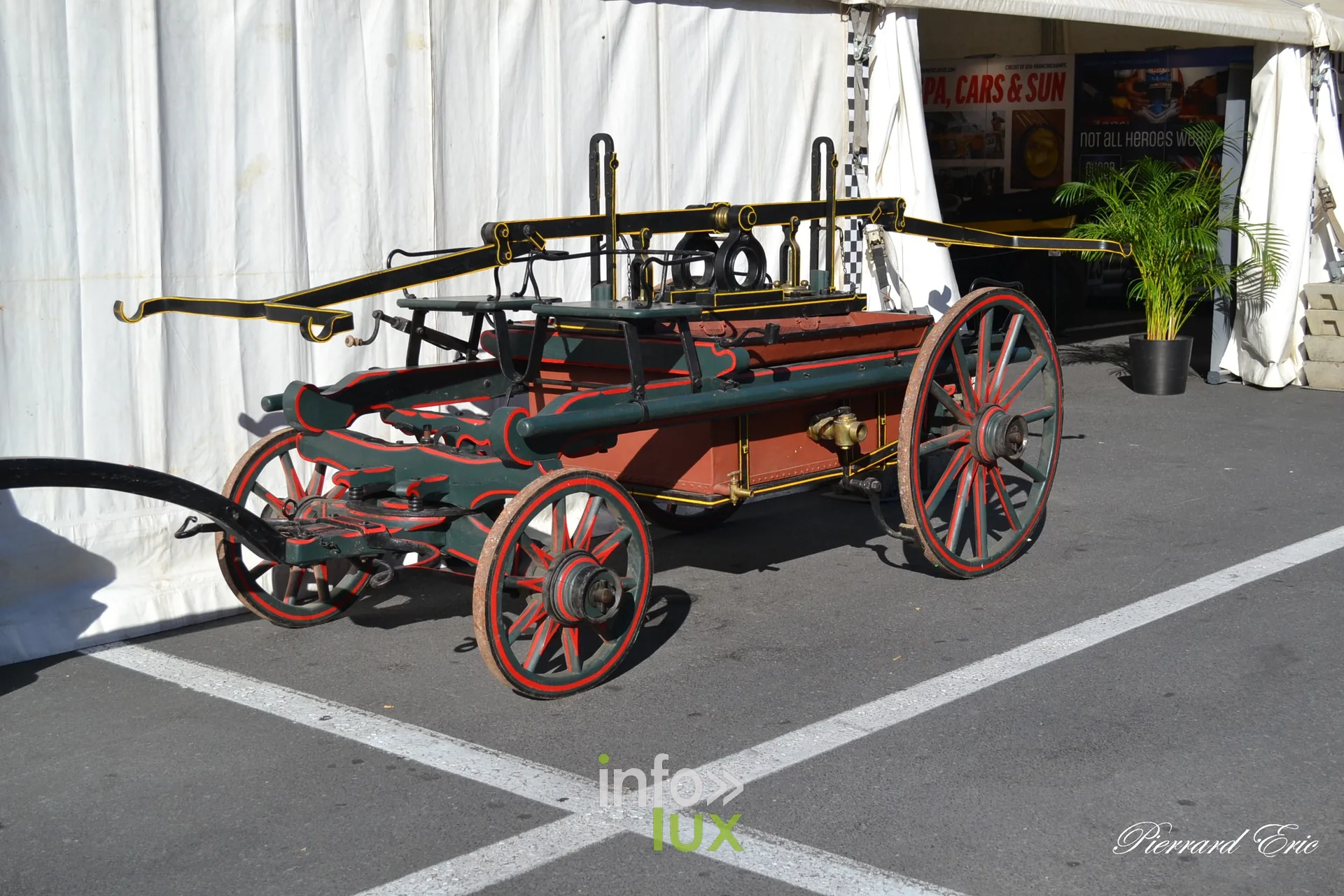 Materiel de pompiers hippomobile ancien expose au Circuit des Ardennes 2026